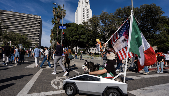 反对对伊朗动武，千人“包围”洛杉矶政府机构大楼