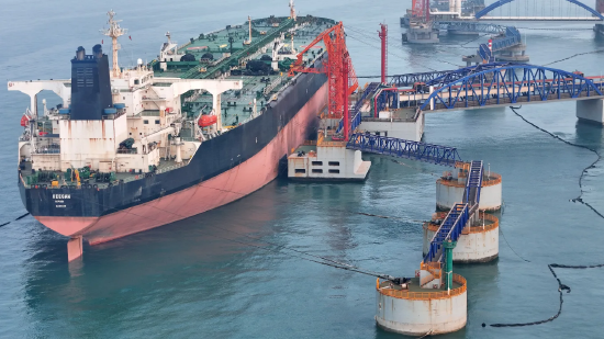 伊朗控制霍尔木兹海峡通行权,美国油价重返100美元上方